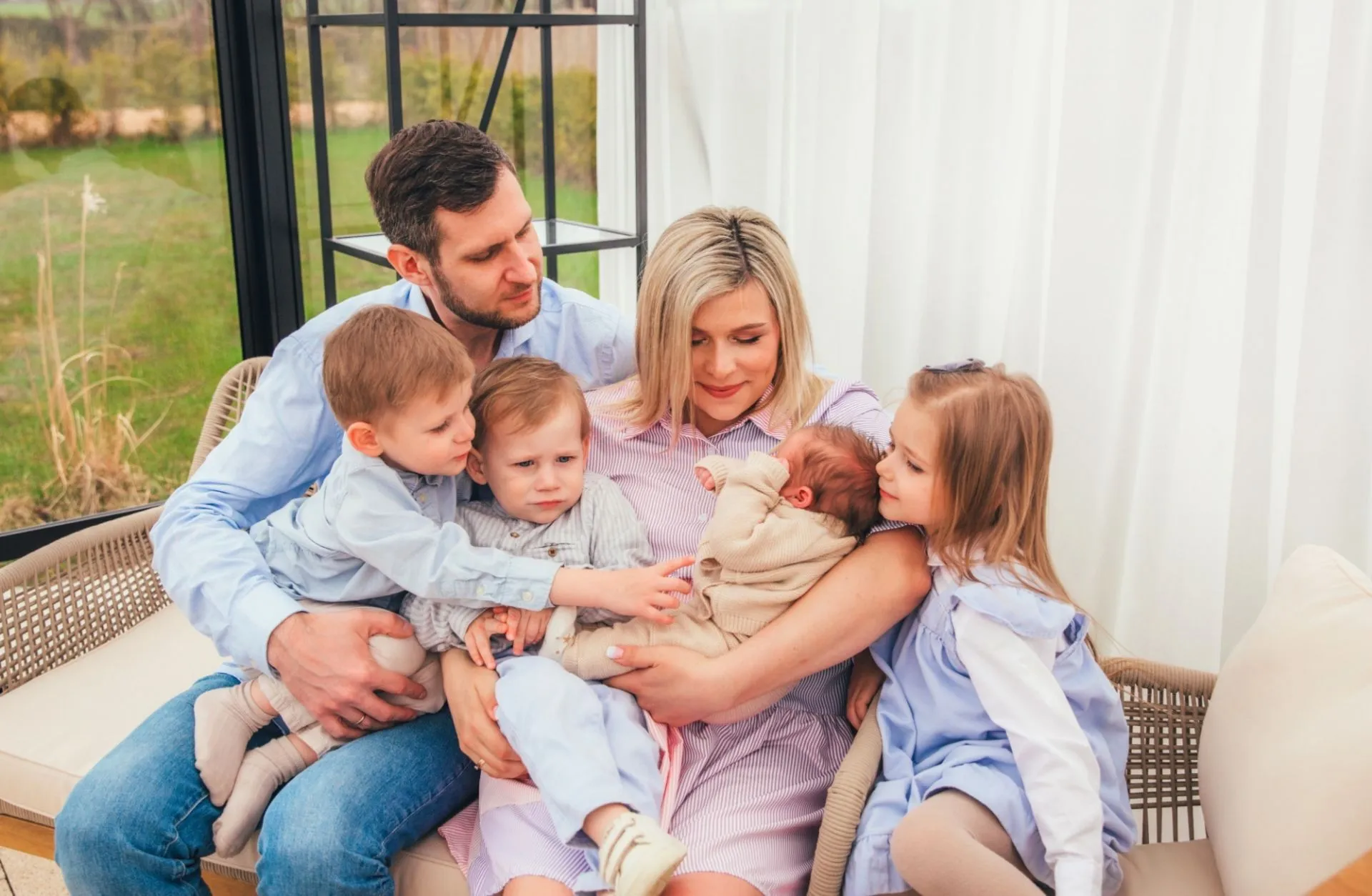 Ģimene - tēvs, māte un četri bērni