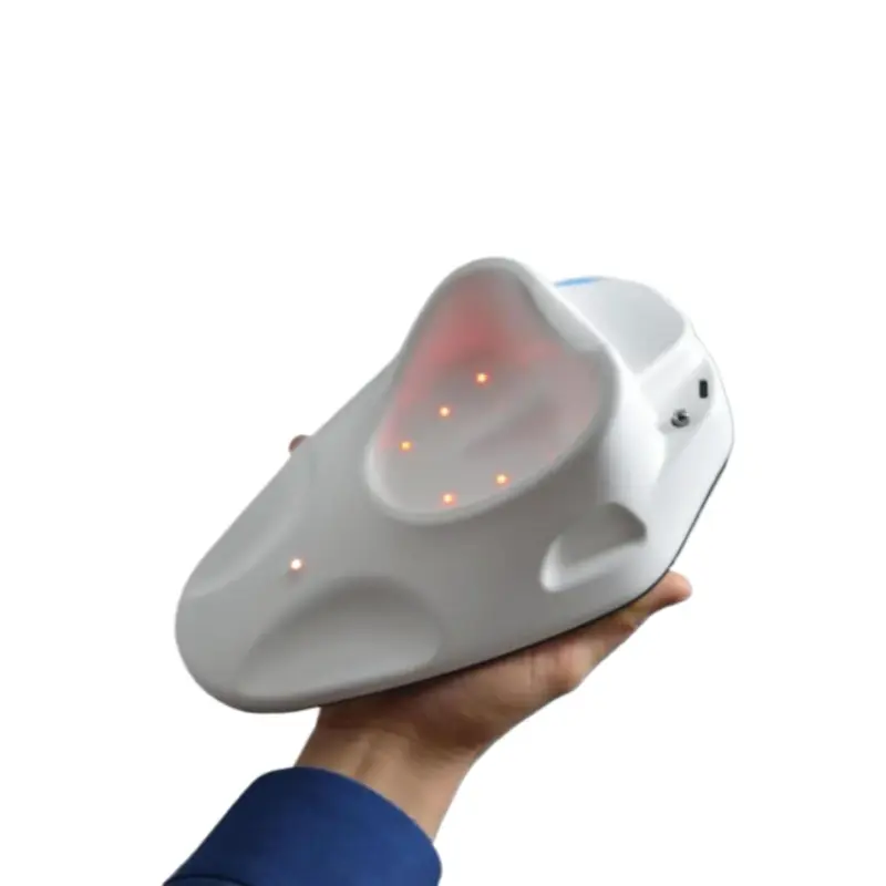 Vīrieša roka tur Ferterex aparātu, kas ir fotobiomodulācijas aparāts vīriešu auglībai