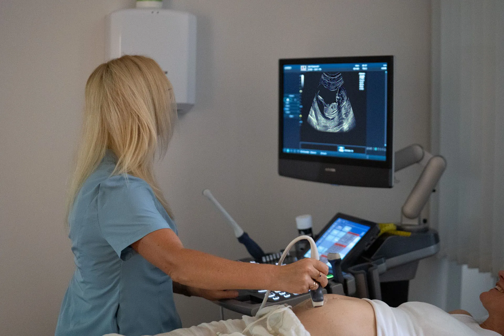 Ginekologs - dzemdību speciālists Aiga Rotberga ar USG aparātu izmeklē grūtnieci
